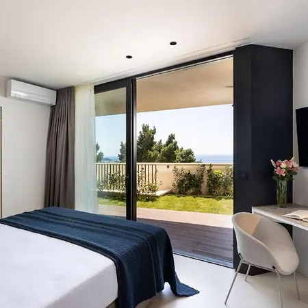 Modern In With Infinity Rooftop Pool