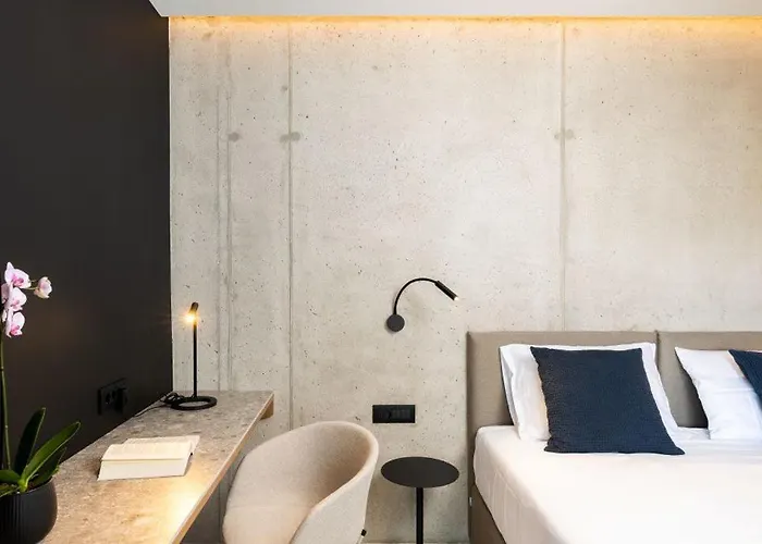 Modern In With Infinity Rooftop Pool *