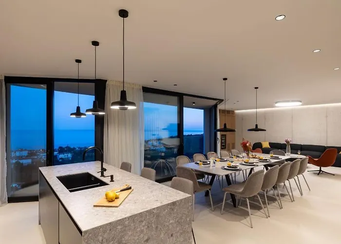 Modern In With Infinity Rooftop Pool *