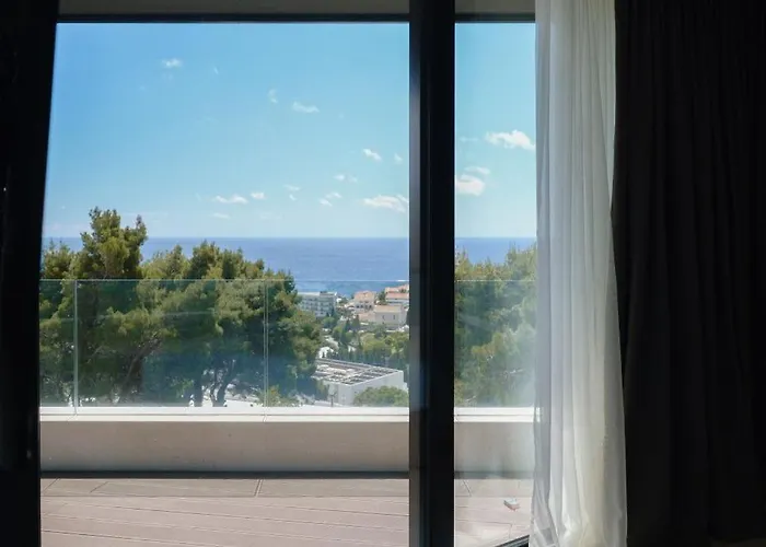 Modern In With Infinity Rooftop Pool Vila