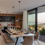 Modern In With Infinity Rooftop Pool Villa *