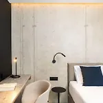 Modern In With Infinity Rooftop Pool *