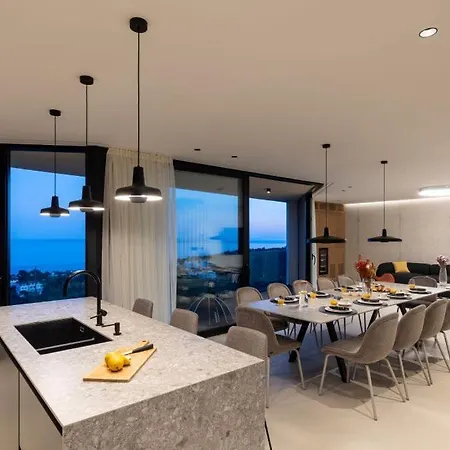 Modern In With Infinity Rooftop Pool *