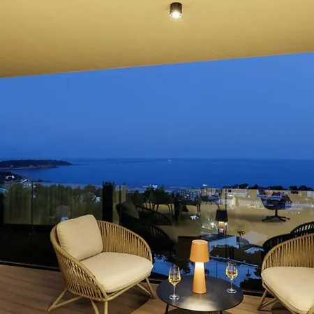 Modern In With Infinity Rooftop Pool