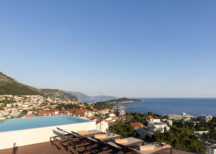 Modern In With Infinity Rooftop Pool فيلة