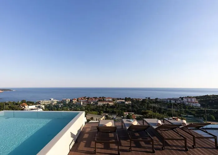 Modern In With Infinity Rooftop Pool فيلة